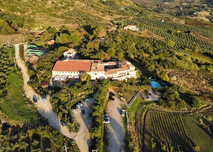 مزرعة للإقامة Masseria La Chiusa